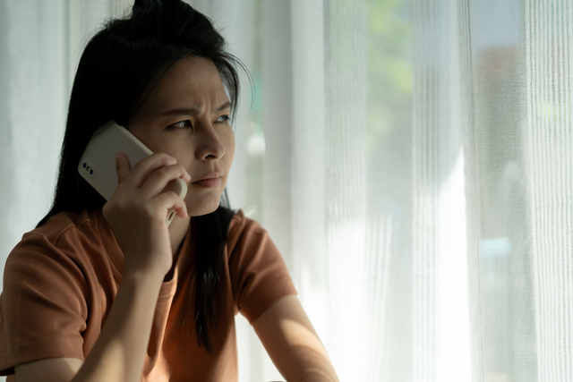 Woman thinking of the Steps after a loved one dies and who to call.